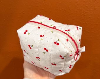 Trousse de maquillage matelassée cerise | Trousse à cosmétiques faite main, trousse de toilette de voyage à fermeture éclair