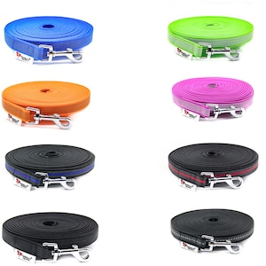 Può includere: Un set di dieci guinzagli per cani in vari colori, tra cui blu, verde, arancione, rosa, nero e rosso. Ogni guinzaglio ha un moschettone argentato e un design a strisce bianche e nere.
