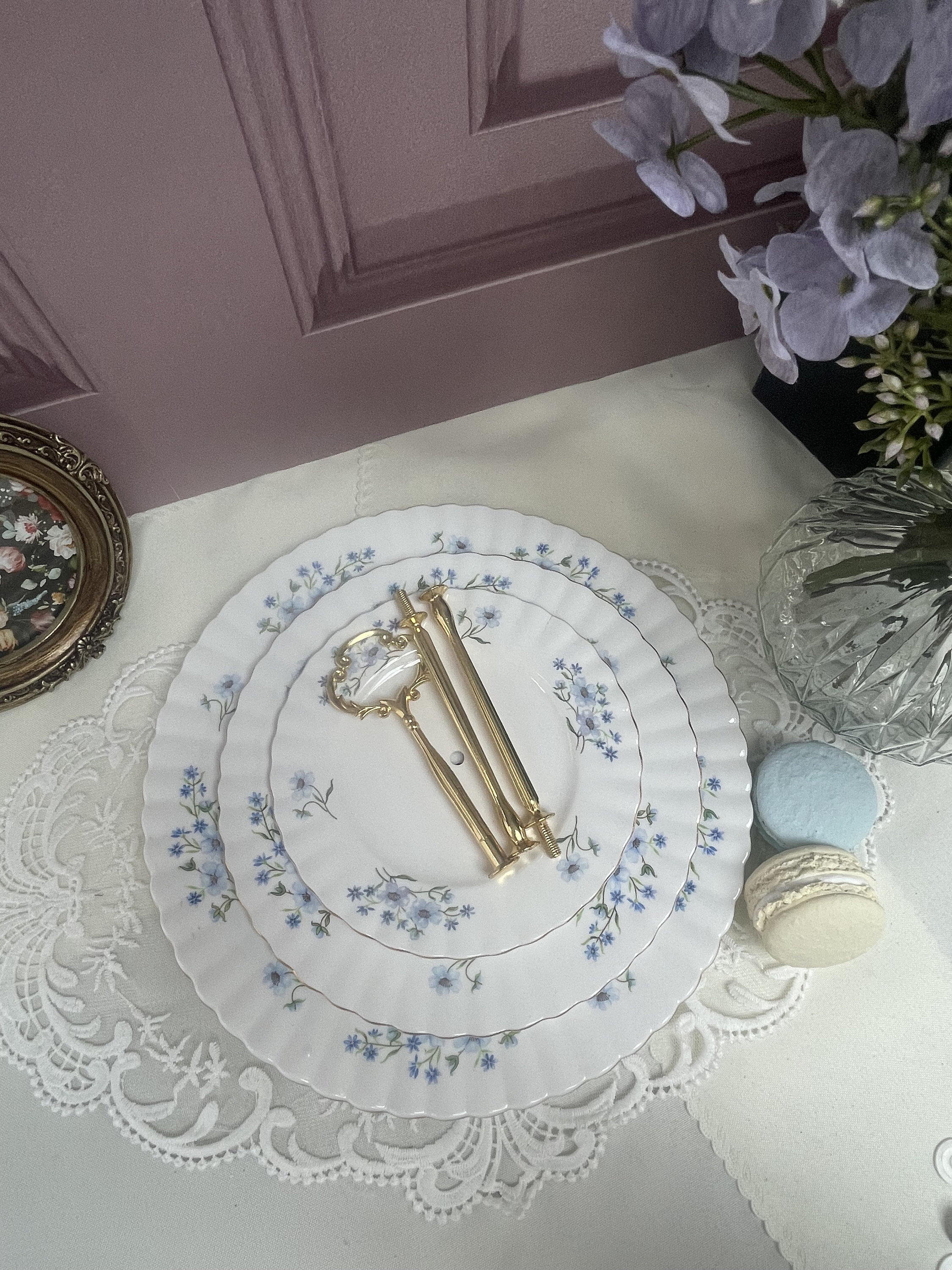 Support à Gâteaux Pioneer Woman – Base Bleue, Festonné, Mélanine Multicolore