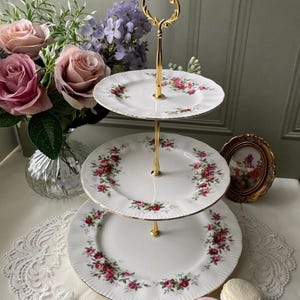 Royal Standard &#39;Rambling Rose&#39; Tortenständer 3-stufiger Tortenständer Perfekt für Party, Nachmittagstee, Geburtstag, Jubiläum, Vintage Hochzeit