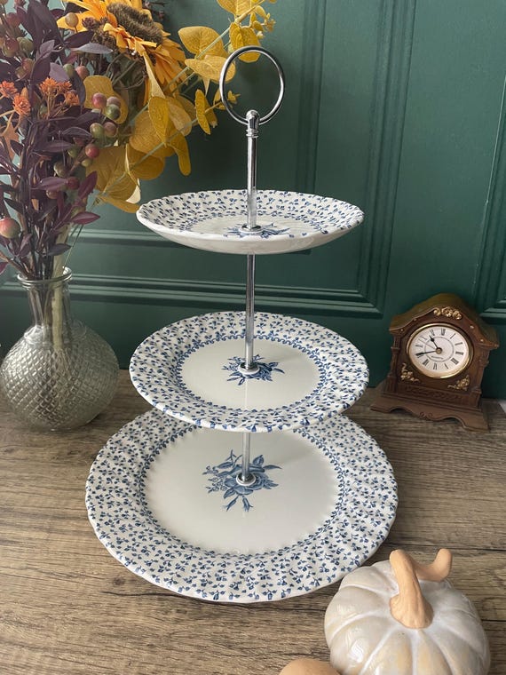 Vintage-Etagere mit Rosenstrauß von Royal Victoria | 3-stöckige Etagere | Tortenturm | Etagere für die Teestunde | Porzellan für die Teeparty | Englisches Knochenporzellan