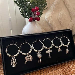 Juego de dijes plateados para copas de vino - Camping / Caravana