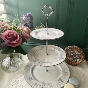Présentoir à gâteaux Royal Albert / Paragon « Brides Choice » à 3 niveaux - Parfait pour une fête vintage, le thé de l&#39;après-midi, un anniversaire, un anniversaire de mariage, un mariage