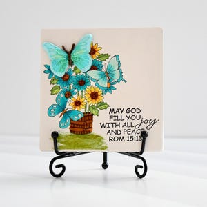 Handgemalte 3D-Monarchfalter-Fliesenkunst mit Blumenstrauß; Schriftvers