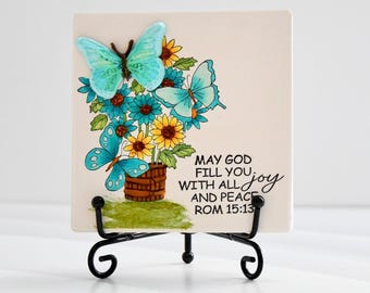 Handgemalte 3D-Monarchfalter-Fliesenkunst mit Blumenstrauß; Schriftvers