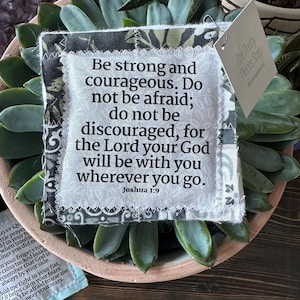 Pocket gebedsquilt - Joshua 1:9 - gebedsquilt - houten kruis - bijbelvers - religieus cadeau - doopcadeau - communiecadeau