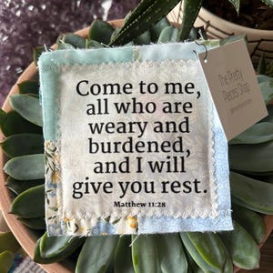 Pocket Prayer Quilt - Matthäus 11:28 - Gebetsdecke - Holzkreuz - Bibelvers - Religiöses Geschenk - Taufgeschenk - Kommuniongeschenk