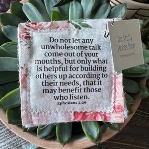 Pocket gebedsquilt - Efeziërs 4:29 - gebedsquilt - houten kruis - bijbelvers - religieus cadeau - doopcadeau - communiecadeau