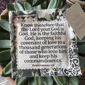 Pocket Gebetsdecke - Deuteronomium 7: 9 - Gebetsdecke - Holzkreuz - Bibelvers - Religiöses Geschenk - Taufgeschenk - Kommuniongeschenk