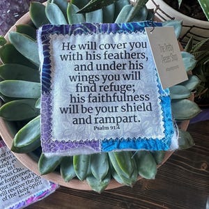 Pocket Prayer Quilt - Psalm 91: 4 - Gebetsdecke - Holzkreuz - Bibelvers - Religiöses Geschenk - Taufgeschenk - Kommuniongeschenk