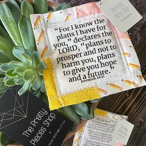 Pocket Prayer Quilt - Jeremia 29:11 - Gebetsdecke - Holzkreuz - Bibelvers - Religiöses Geschenk - Taufgeschenk - Kommuniongeschenk