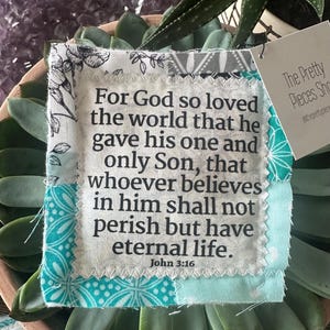 Pocket gebedsquilt - Johannes 3:16 - gebedsquilt - houten kruis - bijbelvers - religieus cadeau - doopcadeau - communiecadeau