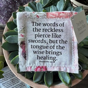Pocket gebedsquilt - Spreuken 12:18 - gebedsquilt - houten kruis - bijbelvers - religieus cadeau - doopcadeau - communiecadeau