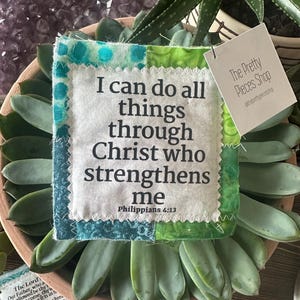 Pocket gebedsquilt - Filippenzen 4:13 - gebedsquilt - houten kruis - bijbelvers - religieus cadeau - doopcadeau - communiecadeau