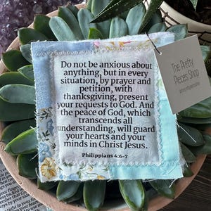 Pocket gebedsquilt - Filippenzen 4:6-7 - gebedsquilt - houten kruis - bijbelvers - religieus cadeau - doopcadeau - communiecadeau