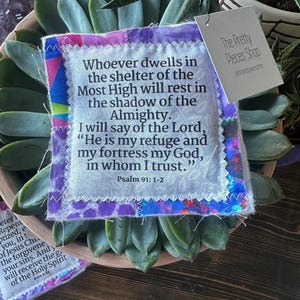 Pocket gebedsquilt - Psalm 91: 1-2 - gebedsquilt - houten kruis - bijbeltekst - religieus cadeau - doopcadeau - communiecadeau