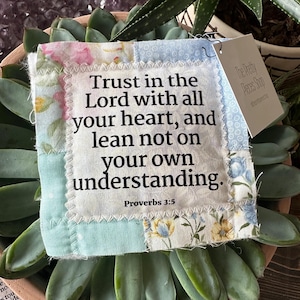 Pocket Prayer Quilt - Sprüche 3: 5 - Gebetsdecke - Holzkreuz - Bibelvers - Religiöses Geschenk - Taufgeschenk - Kommuniongeschenk