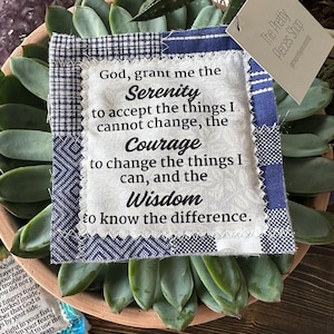 Pocket gebedsquilt - sereniteitsgebed - gebedsquilt - houten kruis - bijbelvers - religieus cadeau - doopcadeau - communiecadeau