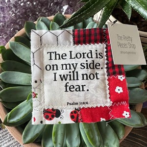 Pocket gebedsquilt - Psalm 118:6 - gebedsquilt - houten kruis - bijbelvers - religieus cadeau - doopcadeau - communiecadeau