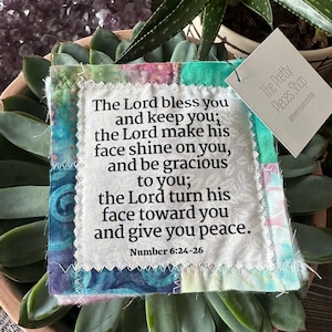 Pocket gebedsquilt - cijfers 6:24-26 - gebedsquilt - houten kruis - bijbelvers - religieus cadeau - doopcadeau - communiecadeau
