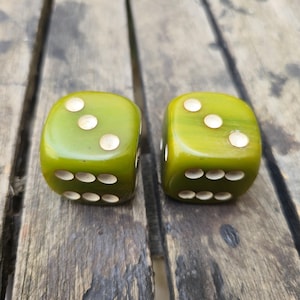 58g  very old bakelite dice