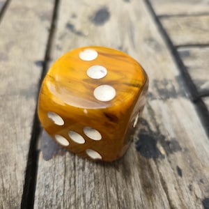 65g very old bakelite dice