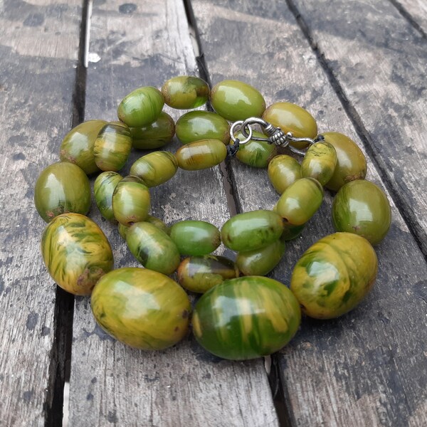 Collar muy antiguo de baquelita de 65g.