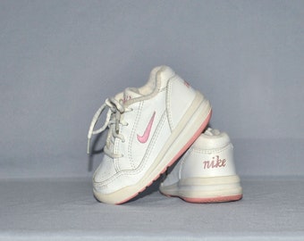 white nike vintage shoes
