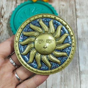 Forma silikonowa Sun Medallion o średnicy 8 cm do tworzenia wyrobów z żywicy, gipsu, mydła, wosku, jesmonitu i gliny polimerowej