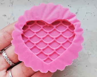 Molde de silicona de corazón con textura de escamas de sirena para creaciones en arcilla polimérica y resina.