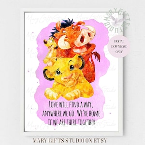 Peut inclure: Une illustration aquarelle de Simba, Pumbaa et Timon du film d'animation de Disney Le Roi Lion. Les personnages sont sur un fond rose avec la citation "L'amour trouvera toujours un chemin, où que nous allions. Nous sommes chez nous si nous sommes ensemble".