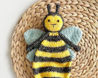 Bee Baby Lovey Amigurumi Crochet Pattern, rag doll comforter | PDF digital file | English & Dutch