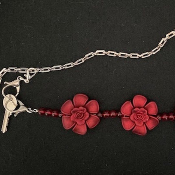 Ceinture de chabbat sur chaîne métal et fleurs rouges