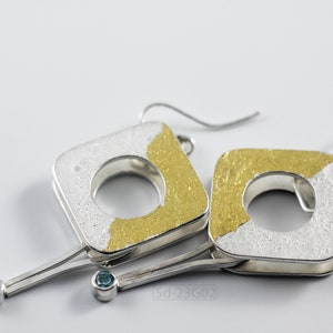Zeitgenössische Ohrhänger mit retikuliertem Sterlingsilber, Keum Boo 24 Karat Goldfolie und Blautopas, doppelseitiger Schmuck, Frauenkleidung