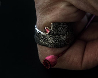 Ring i organiskt sterlingsilver: Rosa turmalin och 14k guld, patinafinish, amerikansk storlek 8