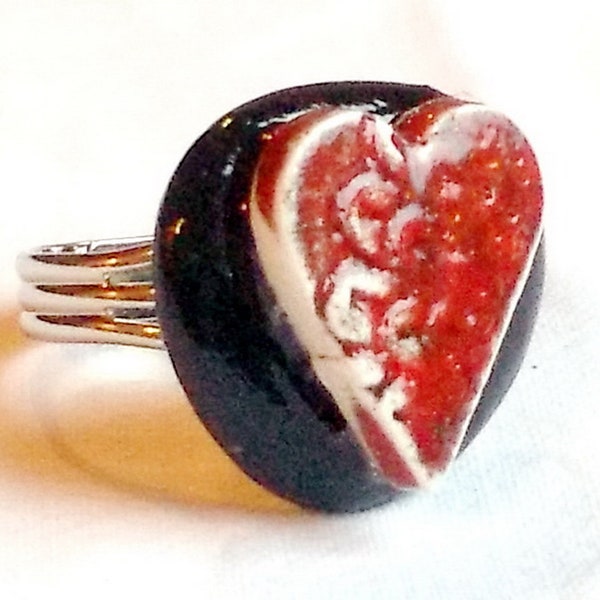 Bague Originale et Simple - Modèle Unique (Coeur en Céramique sur Galet Noir) – réf : B 006