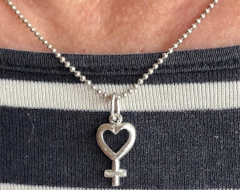 Lesbische Silber Halskette für lesbische Geschenk, subtile lesbischen Stolz Geschenk, wlw Anhänger Halskette, Venus Herz Halskette