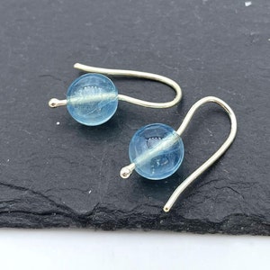 Aquamarin Ohrringe in Sterling Silber, Blaue Edelstein Ohrringe, Tropfen Ohrringe mit Stein, minimale Aqua Ohrringe, einzigartiges Geschenk für sie