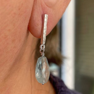 Natürliche Aquamarin-Ohrringe für Mädchen, moderne Ohrringe aus gehämmertem Silber, Ohrringe mit Stein, Ohrringe aus rohem Kristall,