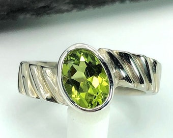 Silver peridot ring for woman, natural green stone ring, crystal gemstone, unisex ring with stone, contemporary jewelry ring, olivine ring