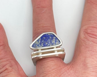 Bague en argent lapis lazuli pour femme, une bague carrée avec pierre bleue, bague artistique, bague bijou contemporain, bague de créateur et pièce unique