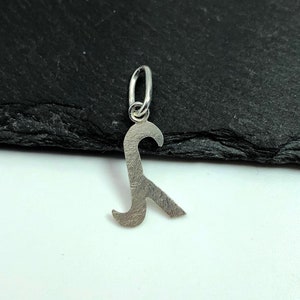 K&ouml;nnte beinhalten: Silberner Anh&auml;nger in Form eines Flaschen&ouml;ffners. Der Anh&auml;nger hat oben eine Schlaufe zum Anbringen an einer Halskette oder einem Armband.