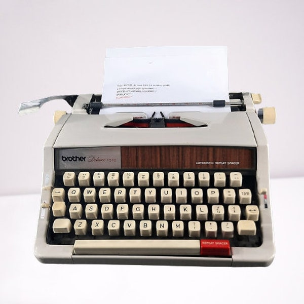 Vintage 1971 great working BROTHER Deluxe 1510  portable mechanical typewriter.   T465