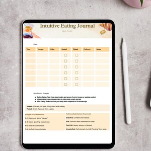 Puede incluir: Una taza de cerámica blanca con un asa negra y el texto "But First, Coffee" en negro en negrita. La taza está sobre una superficie blanca.