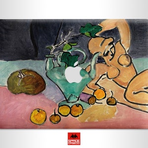 Puede incluir: Una pintura de una figura desnuda recostada sobre una mesa con un jarrón verde y fruta. La pintura es de estilo cubista, con colores fuertes y formas geométricas.