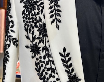 Abito a tre pezzi bianco ricamato: classico abito da sposo per il matrimonio.