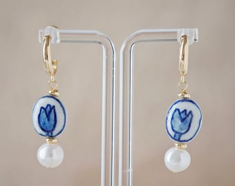 Boucles d'oreilles en porcelaine tulipe bleue et blanche faites à la main - Motif floral peint à la main avec perle et petit cerceau d'or