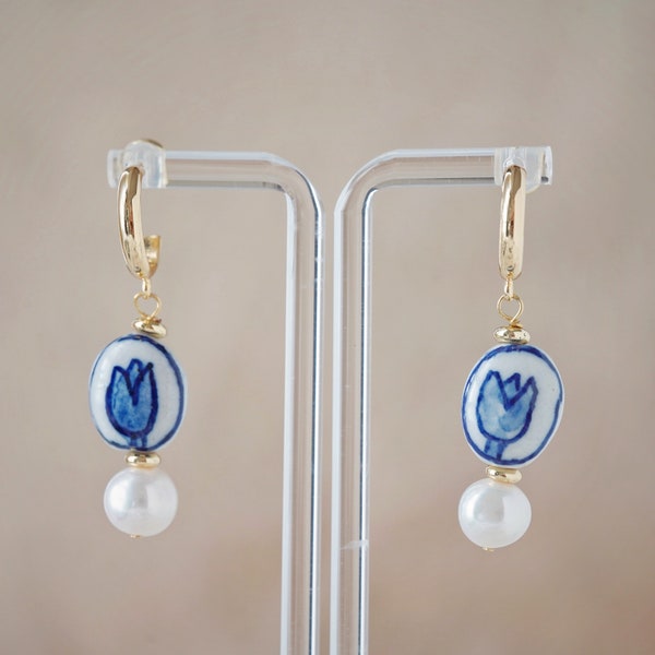 Boucles d'oreilles en porcelaine tulipe bleue et blanche faites à la main - Motif floral peint à la main avec perle et petit cerceau d'or