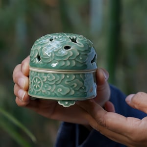 LONG QUAN CELADON Handmade Incense Burner – Sage Green Ceramic Charcoal Holder, Floral Zen Decor for Meditation, Feng Shui & Relaxation