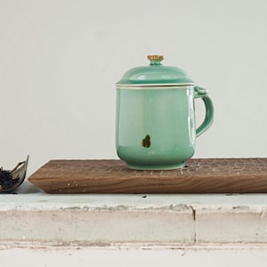Tasse à thé céladon avec couvercle - Tasse faite main avec empreintes de pattes, cadeau commémoratif pour animal de compagnie, cadeau pour amateur de thé, tasse orientale en céramique, tasse chinoise émaillée verte